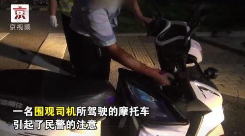 外国吃瓜群众被刀劈了视频,“惊悚瞬间！外国吃瓜群众目睹刀劈惨案现场”