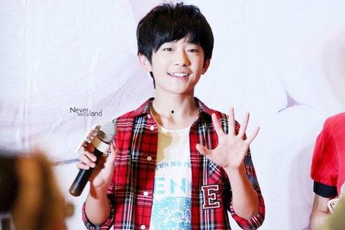 易烊千玺吃瓜群众图片,萌态十足引网友热议