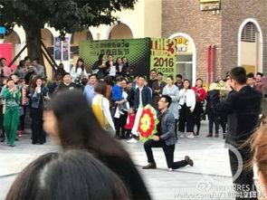 吃瓜群众被求婚,甜蜜瞬间引网友热议